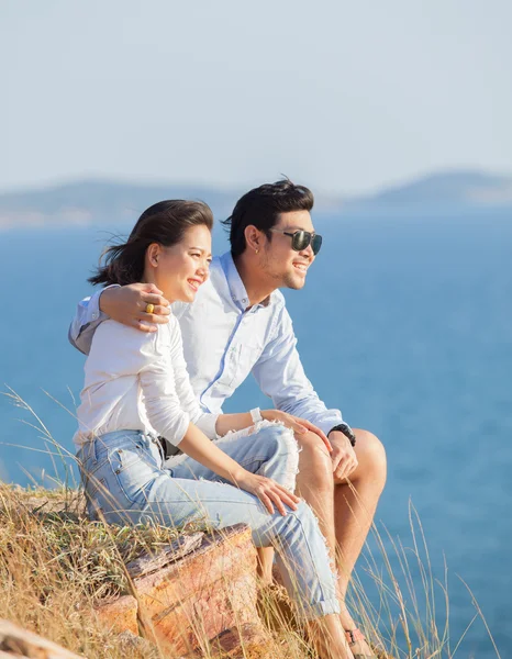 Портрет азиатского молодого мужчины и женщины расслабляющий отдых на море — стоковое фото