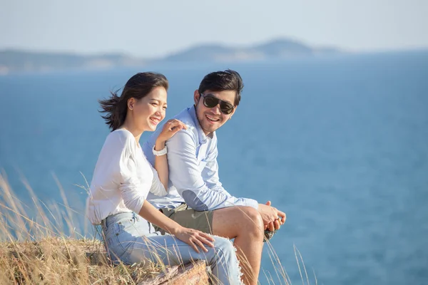 Portrait of asian younger man and woman relaxing vacation at sea — Stock Photo, Image