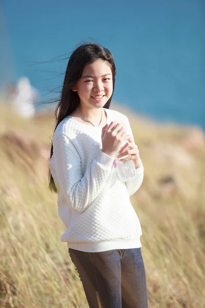 Yüz mutluluk duygu zekâ gülümseyen genç Asyalı kız portresi — Stok fotoğraf