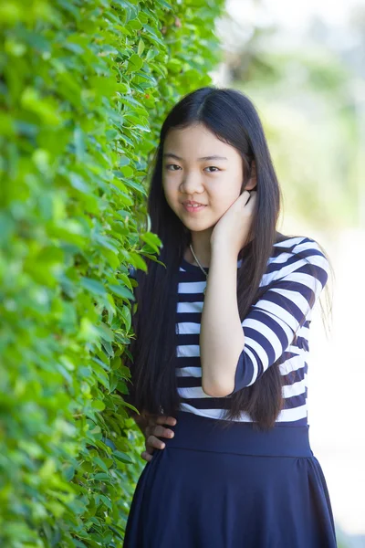 年轻亚洲青少年快乐情绪与微笑肖像 — 图库照片