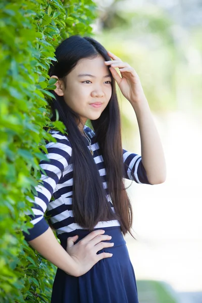 Porträt eines jüngeren asiatischen Teenagers mit Glücksgefühlen und Lächeln — Stockfoto