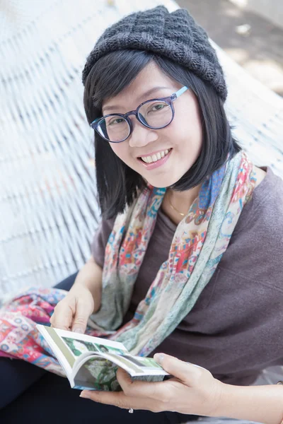 Portret van mooie Aziatische vrouw ontspannen tijd lezing boek op — Stockfoto