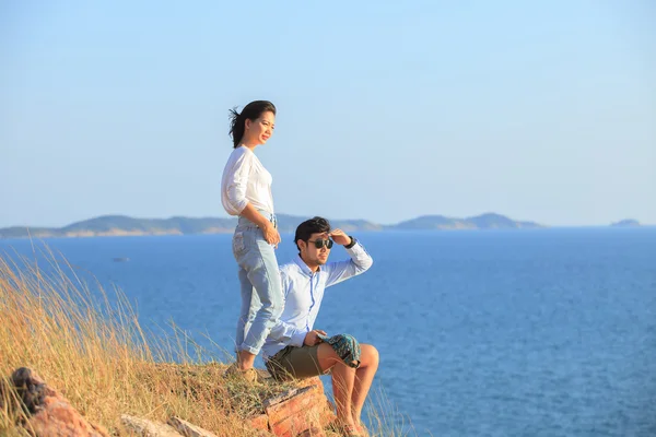 Portrait of asian younger man and woman relaxing vacation at sea — Stock Photo, Image