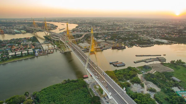 Flygfoto av bhumibol 1,2 bron viktiga landmärke i bangkok — Stockfoto