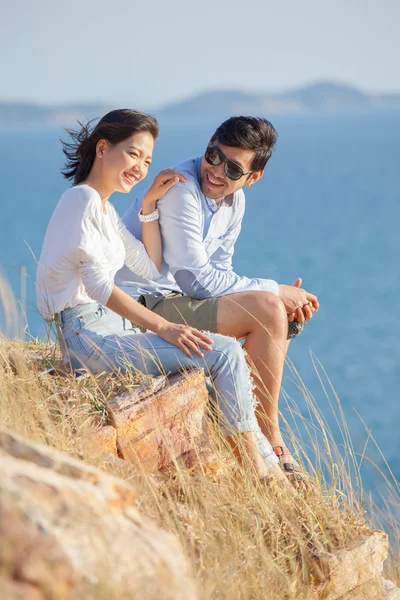 Портрет азиатского молодого мужчины и женщины расслабляющий отдых на море — стоковое фото