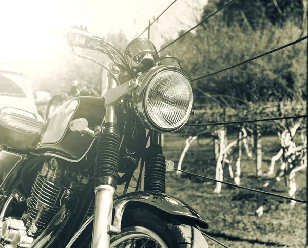 Vieja motocicleta de estilo retro con proceso de color vintage — Foto de Stock