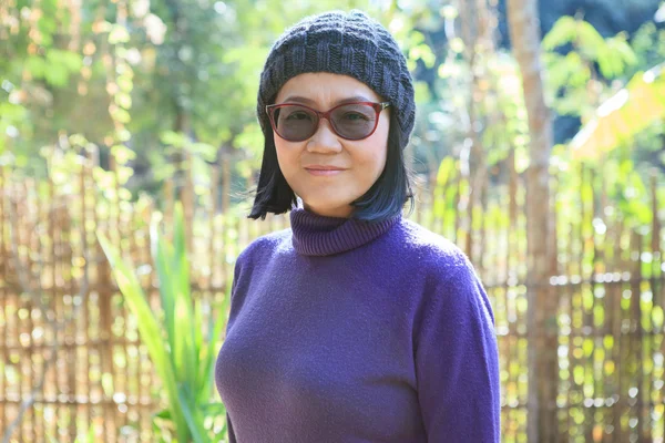 Портрет головы выстрел 49 лет тайская женщина со счастьем sm — стоковое фото