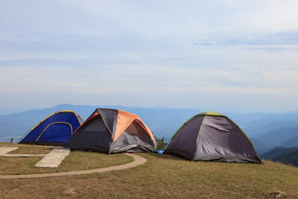 Zeltplatz auf dem Gipfel des Bergfeldes mit bewölktem Himmel capy — Stockfoto