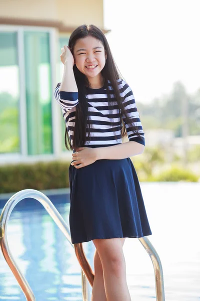 Portret azjatycki teen życia uśmiechający się stojący twarz w domu basen — Zdjęcie stockowe