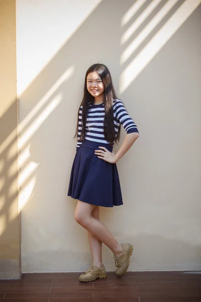 Porträt von asiatischen Teenager Alter lächelndes Gesicht zu Hause stehend mit re — Stockfoto
