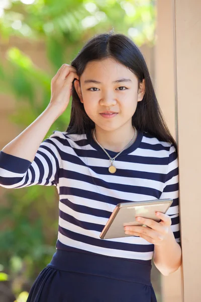 Retrato de asiático adolescente idade, menina com computador tablet na mão st — Fotografia de Stock