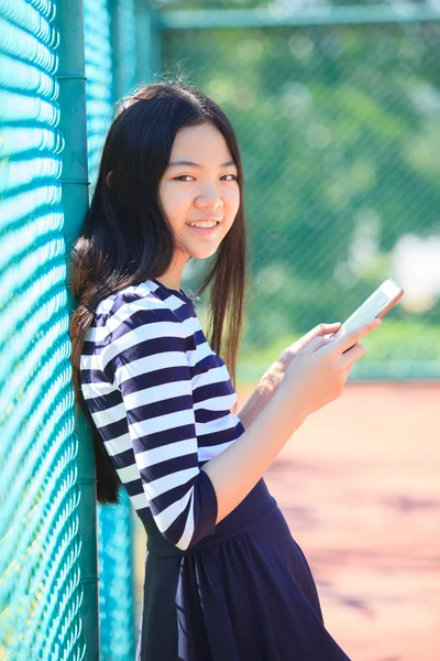 Asiático menina e computador tablet na mão pé com toothy smil — Fotografia de Stock