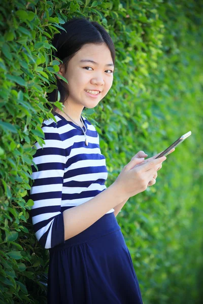 Portrét asijské teen věku, dívka s počítačem tablet v ruce st — Stock fotografie