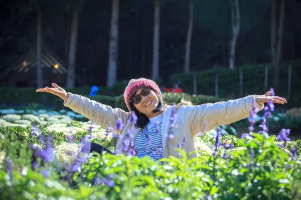 Porträtt av lycka asiatisk kvinna med leende ansikte i blommande — Stockfoto