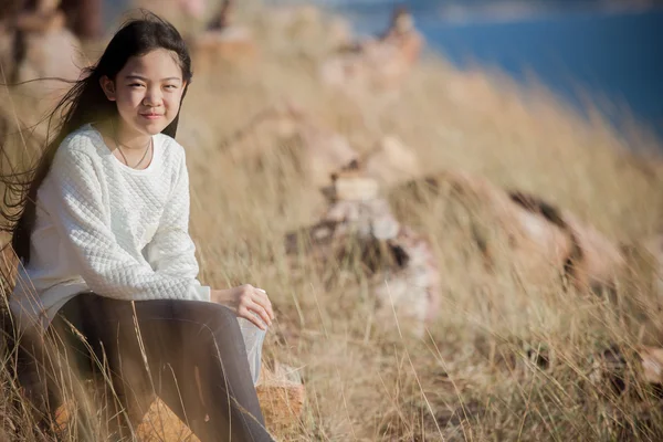 Retrato de chica asiática relajante emoción sentado en hierba campo a — Foto de Stock