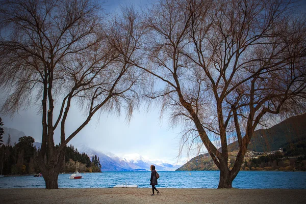 Vackra natursköna lake wakatipu mottagande i queenstown sout — Stockfoto