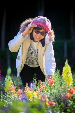 çiçek açan yüz gülümseyen mutluluk Asyalı kadın portresi 