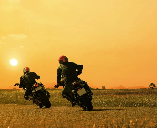 Casais amigo motociclista ciclismo em asfalto rodovia agains — Fotografia de Stock