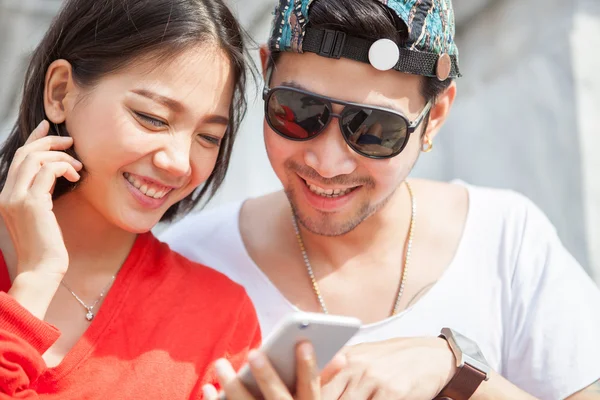 Casais de asiático mais jovem viajando homem e mulher leitura mensagem — Fotografia de Stock