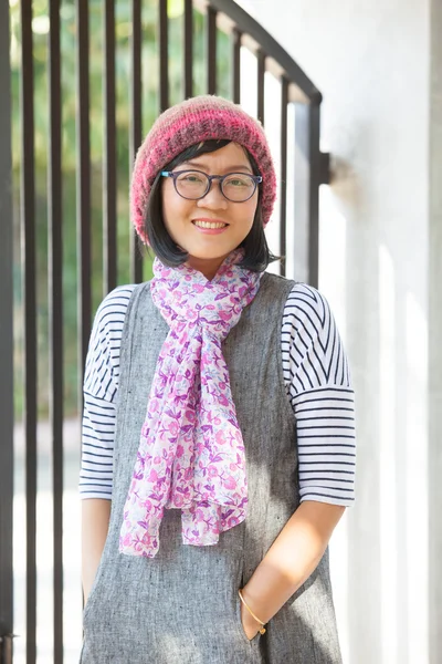 Porträt der schönen vierziger Jahre asiatische Frau mit Wollhaube ein — Stockfoto