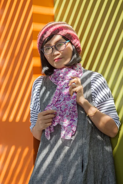 Mujer asiática con capucha de lana y bufanda de seda en la temporada de invierno st — Foto de Stock