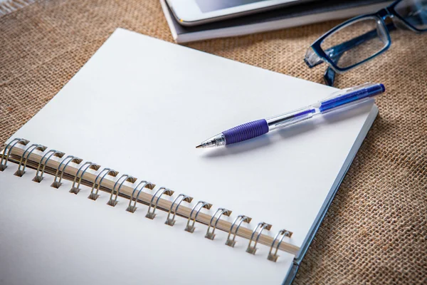 Stilleven van Witboek de notitiepagina van het boek met het schrijven van pen liegen — Stockfoto