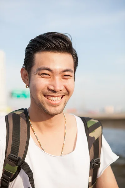 Portret van meeneemt van de backpacker Aziatische man toothy lachende f — Stockfoto