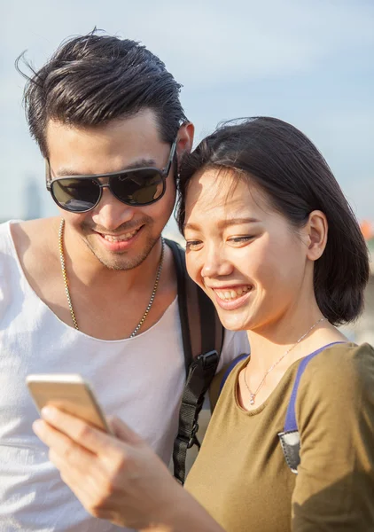 Close up faccia di più giovane asiatico uomo e donna cercando per intelligente ph — Foto Stock