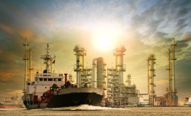 gaz lpg tankeri gemi nehir Limanı ve petrol rafinerisi arka planda