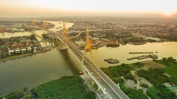 Flygfoto av bhumibol 1,2 bron viktiga landmärke i bangkok thailand huvudstad i delstaten transport passerar chaopraya river — Stockfoto