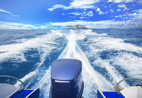 Rear view of speed boat running over blue sea — Stock Photo, Image