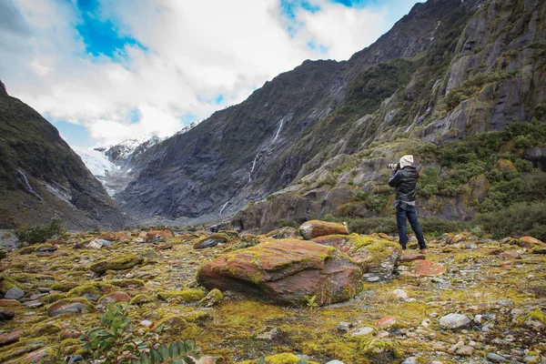 Fotógrafo tirar uma foto na geleira franz josef em Isla do Sul — Fotografia de Stock