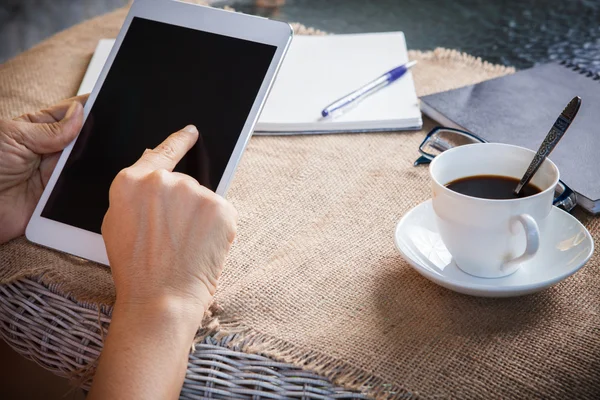 Vrouw en tablet-computer in de hand glijden op het gebruik van het scherm aan te raken — Stockfoto