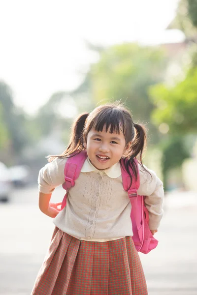 Asiático estudiante mochilero escuela bolsa con sonriente cara felicidad — Foto de Stock