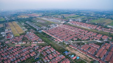 Tayland ev köyünün havadan görünümü kullanmak için emlak geliştirme
