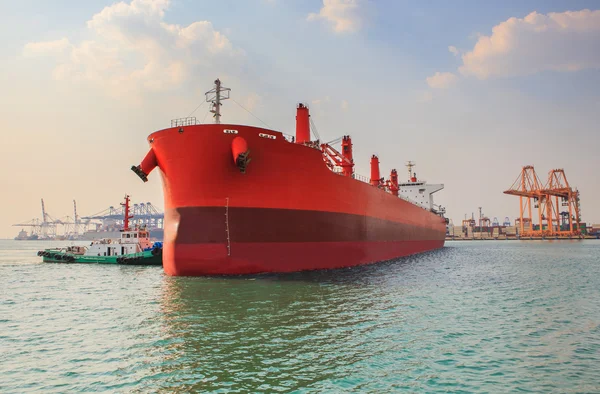 Industrial tanker ship approaching to logistic industry port — Stock Photo, Image