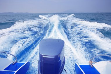 Dikiz yüksek hızlı mavi deniz su kullanımı üzerinde çalışan sürat teknesi