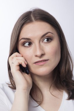Genç kadın konuşmak doğru hareket eden telefon
