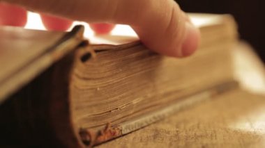 eski bir vintage kitap aracılığıyla leafing el