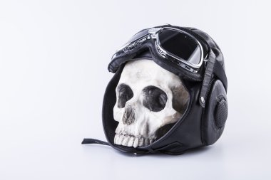 izole kafatası ve kask