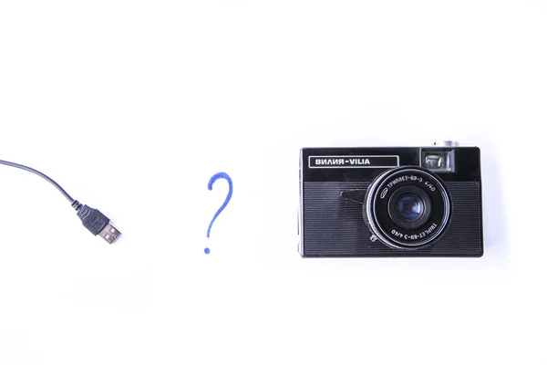 Isplated photo camera and USB cord — Stock Photo, Image