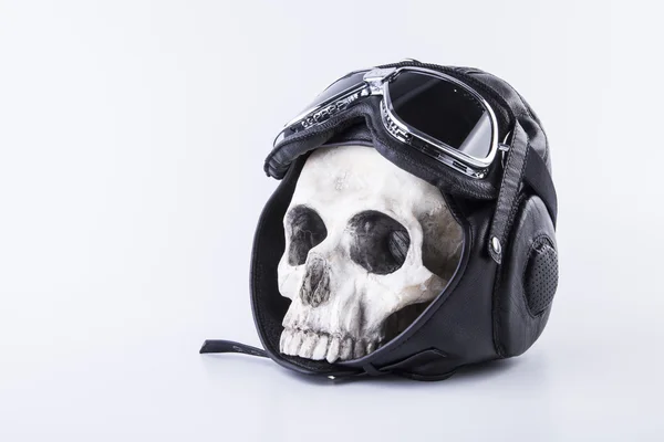 Totenkopf und Helm isoliert — Stockfoto