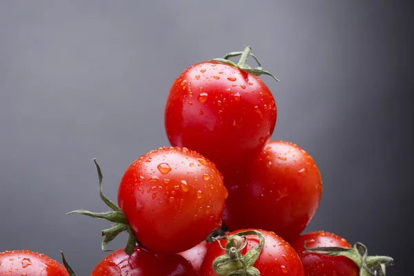 Красные свежие томаты — стоковое фото