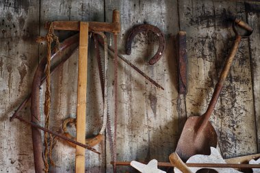 Araçlar ve eski antika gördüm