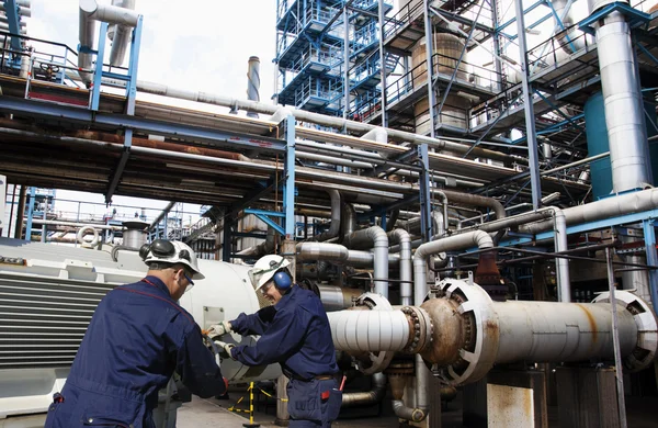 Oil workers inside industrial oil refinery — Stock Photo, Image