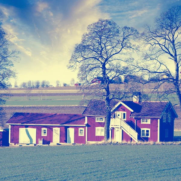 Ancienne ferme située dans un paysage rural — Photo