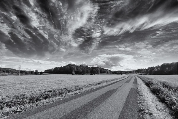 Route de campagne déserte et solitaire — Photo