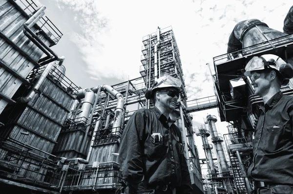 Trabajadores de petróleo y gas dentro de la industria de refinerías — Foto de Stock
