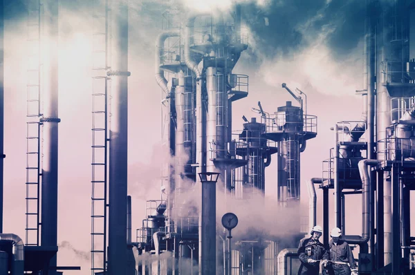 Oljeraffinaderi, rök och smog — Stockfoto