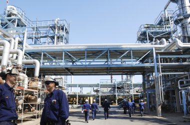 Büyük petrol sanayi tesisi içinde işçi rafineri